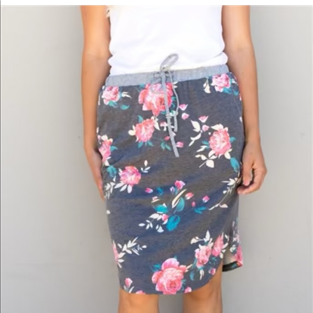 Floral weekender skirt light and Flowy M
